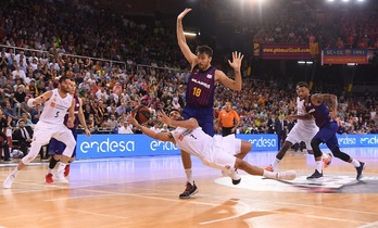 Campazzo ha maldecido el tropezón de última hora que ha sufrido en el ataque final del Real Madrid. Ahí ha llegado el triunfo del Barça (D. GRAU / ACB PHOTO)