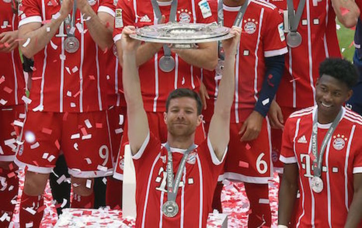 Xabi Alonso levantando el trofeo como campeón de la Bundesliga (Guenter SCHIFFMANN/AFP PHOTO)