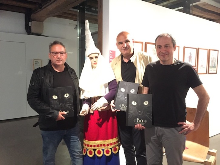 Gorka Garmendia y Joseba Urretabizkaia, autores del libro, junto al director de Itsas Museoa de Donostia, Xabier Alberdi (derecha).