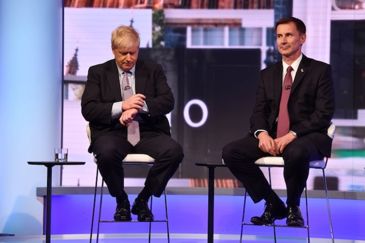 Boris Johnson y Jeremy Hunt en un debate de la BBC. (Jeff OVERS/AFP)