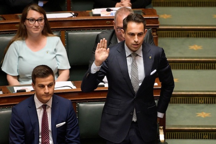 Tom Van Grieken (d), de Vlaams Belang, jura su cargo junto a Dries Van Langenhove (i). (Yorick JANSENS/BELGA/AFP)