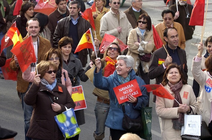 Manifestantes en la marcha de marzo de 2007 que también hostigó la sede del PSN. (Lander F. ARROYABE | FOKU)