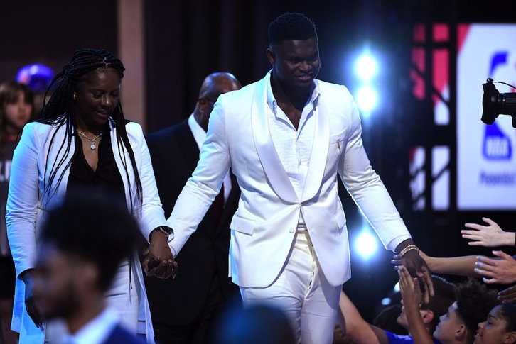 Un emocionado Zion Williamson y su madre Sheronda, en olor de multitudes en el Braclays Center de Brooklyn. (Sarah STIER / AFP PHOTO)