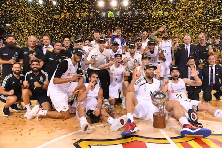 El Real Madrid celebra su 35º título de Liga, y además en el parqué del Palau Blaugrana (D. GRAU / ACB PHOTO)