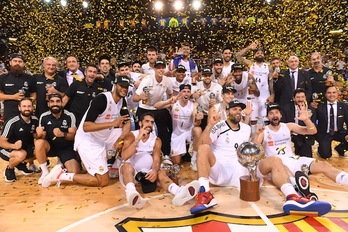 El Real Madrid celebra su 35º título de Liga, y además en el parqué del Palau Blaugrana (D. GRAU / ACB PHOTO)