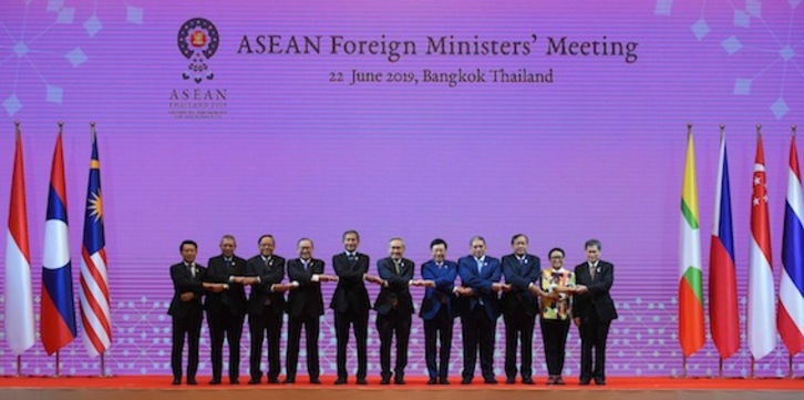 Ministros de exteriores de los países miembros tras el acuerdo. (Tang CHIIN SOTHY/AFP) 
