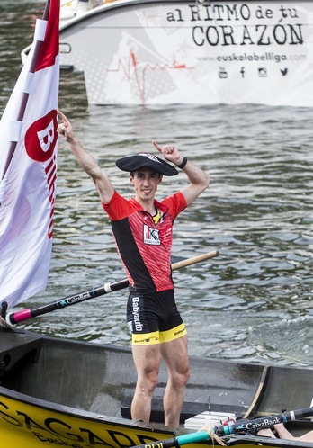 Gorka Aranberri celebra con júbilo y con el maillot de líder enfundado tras el triunfo de Orio. (Marisol RAMÍREZ / FOKU)