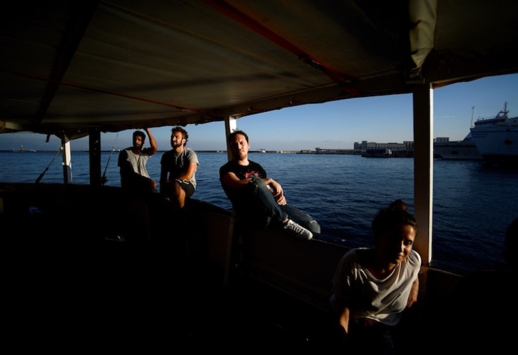 Los miembros de la tripulación se sientan a bordo del barco de la ONG española Proactiva Open Arms, atracado en el puerto de Nápoles, el 20 de junio, el Día Mundial del Refugiado. (Filippo MONTEFORTE / AFP)
