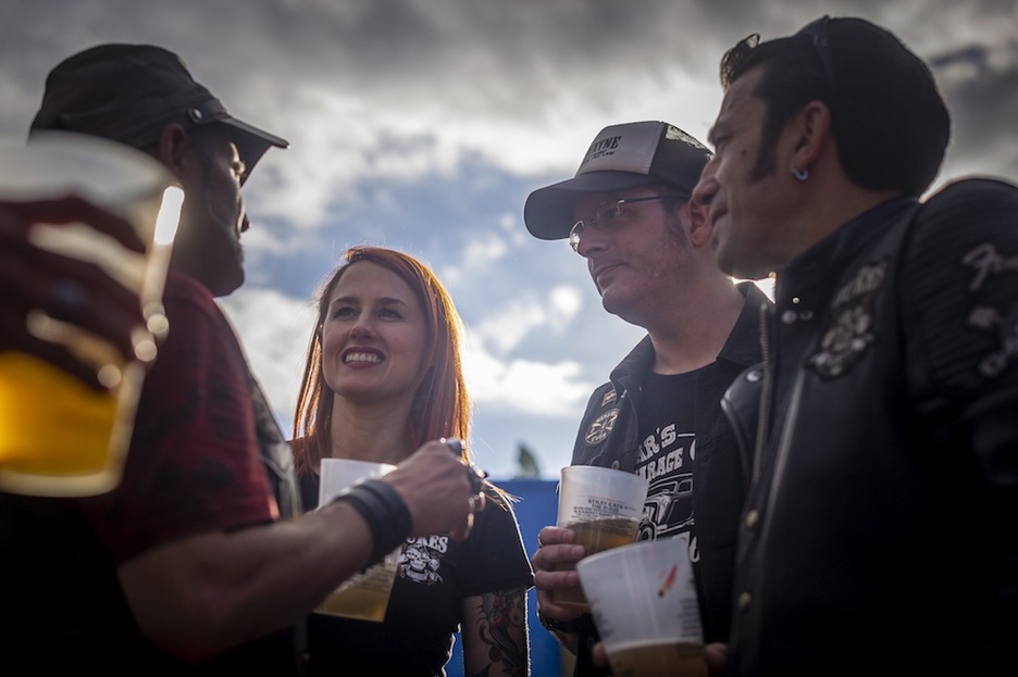 Eta lagunarteko giro goxoek jantzi zituzten kontzertuen arteko tarteak. (Jaizki FONTANEDA | FOKU)