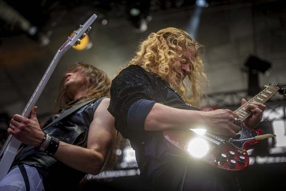 Gitarrak gogoz astindu zituzten Tesla taldekoek.  (Jaizki FONTANEDA | FOKU)