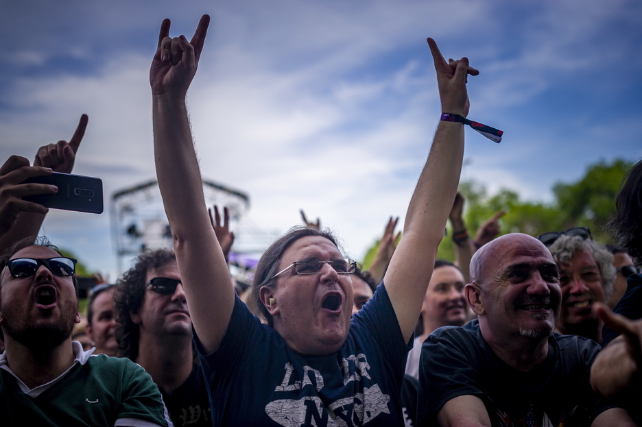 Publikoak esker ona adierazi zieten oholtzatik pasa ziren taldeei.  (Jaizki FONTANEDA | FOKU)