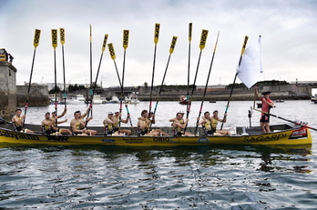 Los remeros de Orio, con los remos hacia arriba. (FOKU)