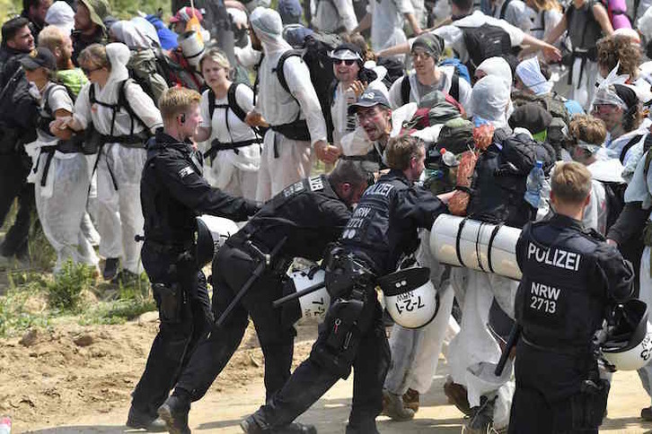 La Policía desaloja a los activistas, vestidos con monos blancos. (Ina FASSBENDER/AFP)
