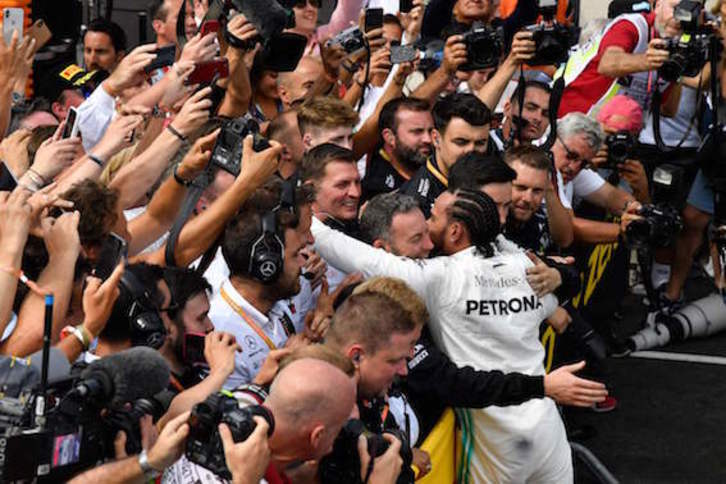 Hamilton celebra el triunfo con los técnicos de Mercedes. (Gerard JULIEN/AFP)
