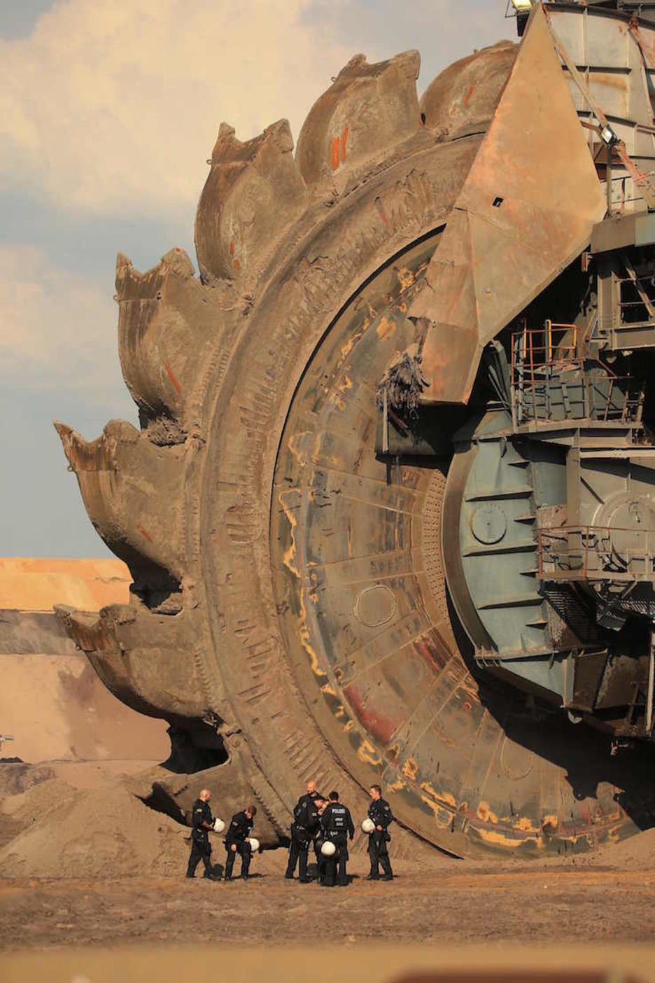 La Policía vigila una gran rueda excavadora en la mina de as minas de carbón Garzweiler. (David YOUNG/AFP)