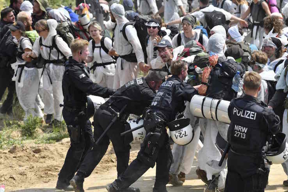 La Policía expulsa a los ecologistas de la mina. (Ina FASSBENDER/AFP)