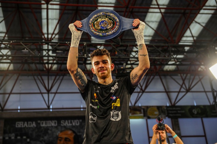 Jon Fernández con el título de la UE. (@EuskoBox)