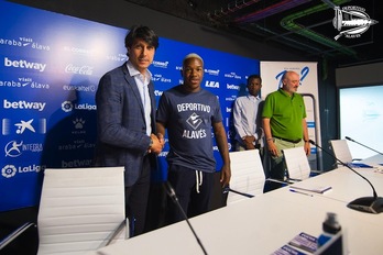 Sergio Fernández y Jeando Fuchs se dan la mano (ALAVÉS)