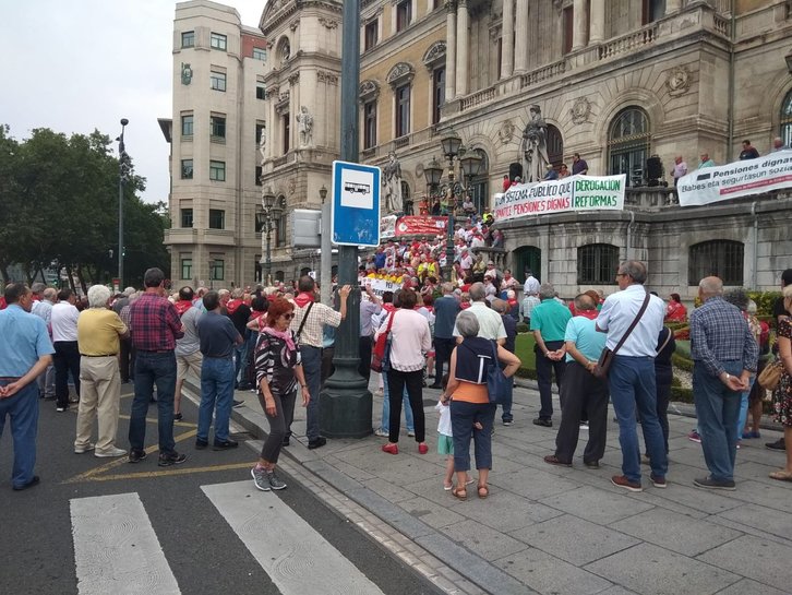 Concentración de los pensionistas ante el Ayuntamiento de Bilbo. (@EHBilduBilbo)