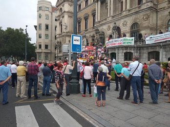 Concentración de los pensionistas ante el Ayuntamiento de Bilbo. (@EHBilduBilbo)