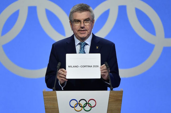 El presidente del COI, el alemán Thomas Bach, con el sobre del nombre ganador. (Fabrice COFFRINI/AFP)