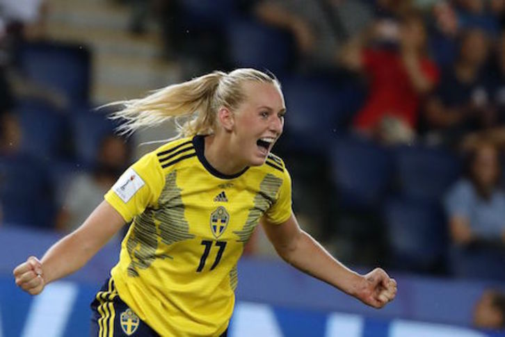 Blackstenius celebra un gol que vale el pase a cuartos para Suecia. (Thomas SAMSON/AFP PHOTO)