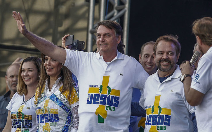 El presidente de Brasil, Jair Bolsonaro, en un acto religioso evangélico. (Miguel SCHINCARIOL/AFP)