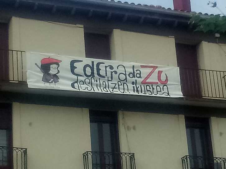 Pancarta colgada ante el paso de compañías del alarde tradicional de Irun.