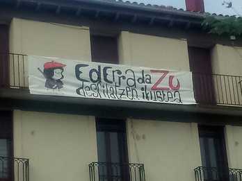 Pancarta colgada ante el paso de compañías del alarde tradicional de Irun.