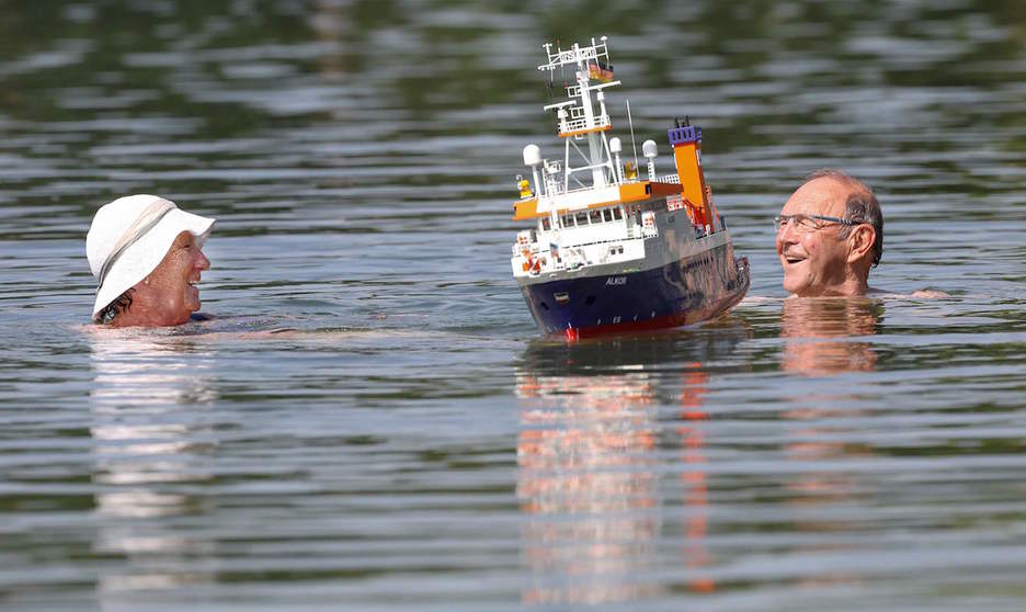 Una pareja se baña en el lago Schwarzachtalsee, al sur de Alemania. (THOMAS WARNACK/ AFP)
