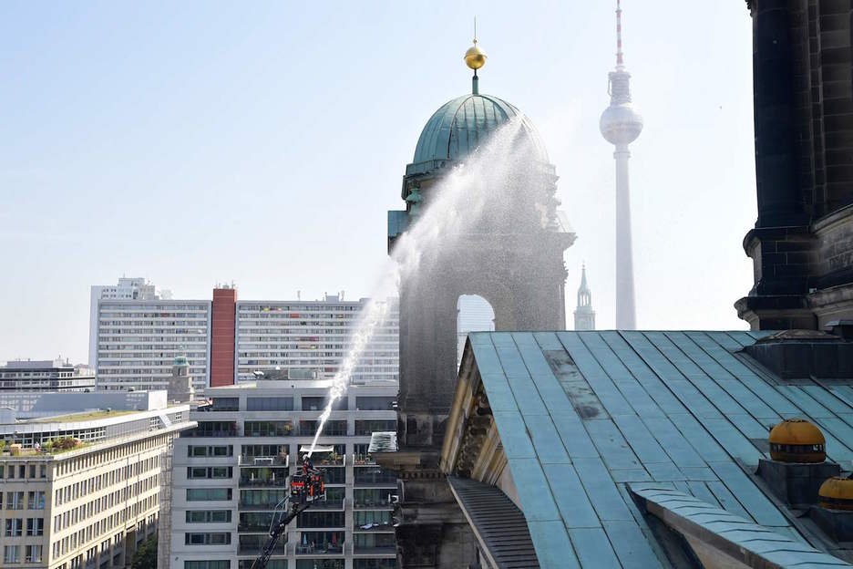 Los bomberos arrojan agua en un simulacro de incendio en la catedral de Berlín. (TOBIAS SCHWARZ / AFP)