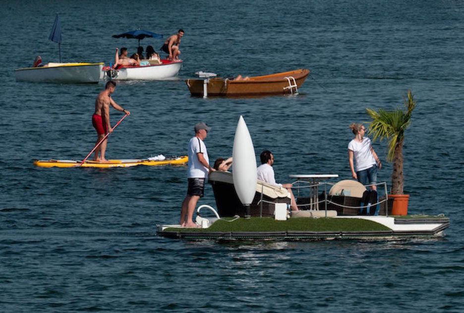 Superficies flotantes de todo tipo en el Viejo Danubio, en Austria. (JOE KLAMAR / AFP)