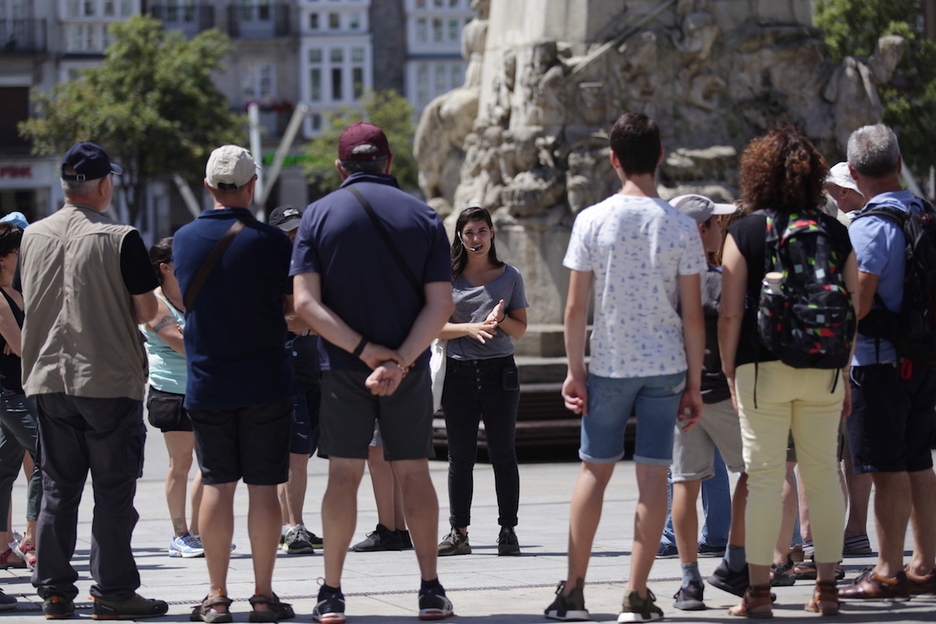 Turistas en la Plaza de la Virgen Blanca de Gasteiz. (Endika PORTILLO / FOKU)