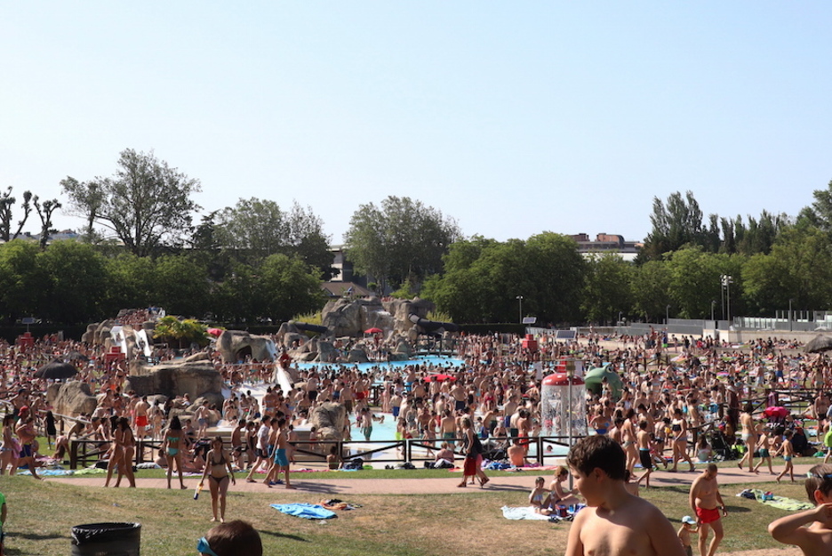 Las piscinas de Gasteiz, abarrotadas. (Endika PORTILLO/FOKU)