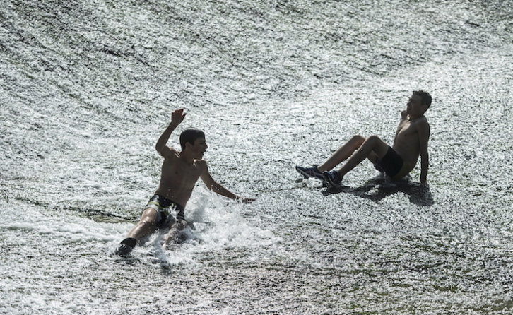 Dos jóvenes se bañan en Iruñea. (Jagoba MANTEROLA/FOKU)