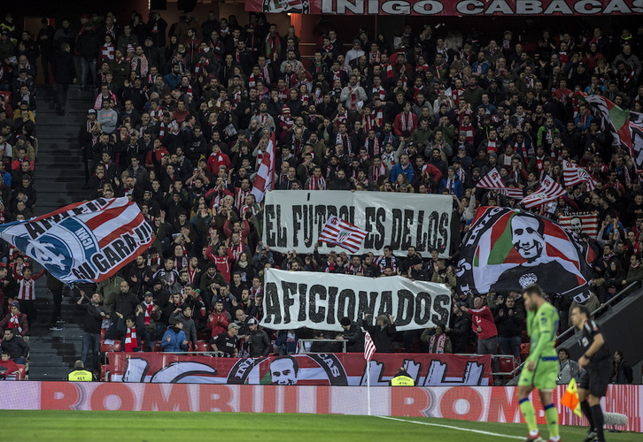 Grada de ICHH durante la temporada 2018/19 protestando por los horarios y medidas contra aficionados de la LFP. (Marisol RAMIREZ / FOKU)