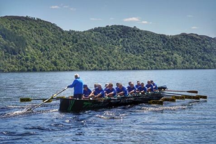 Orioko trainerua Ness aintzira gurutzatzen (Joxemari Olasagasti).