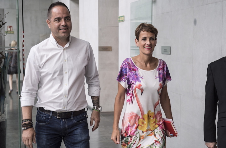 Ramón Alzórriz y María Chivite se dirigen a la reunión con Hualde. (Jagoba MANTEROLA/FOKU)