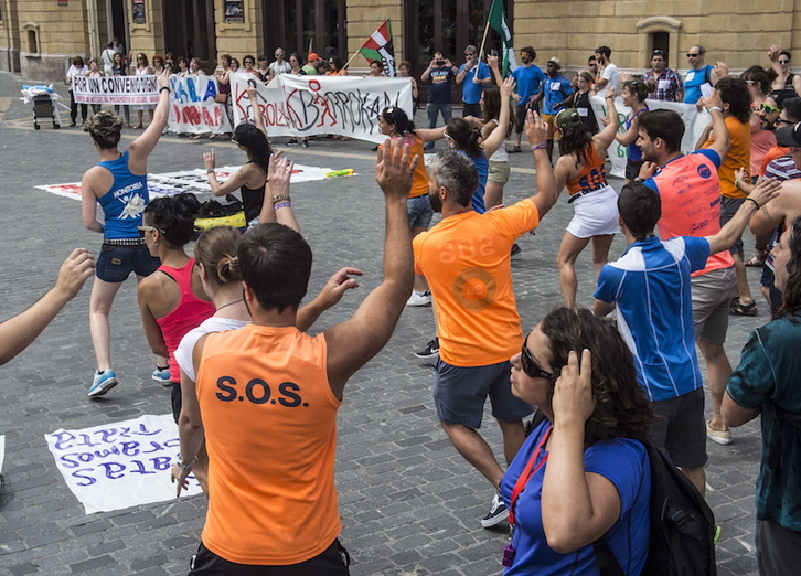 Kiroldegi eta kirol zelaietako langileen mobilizazioa. (Marisol RAMIREZ / FOKU)