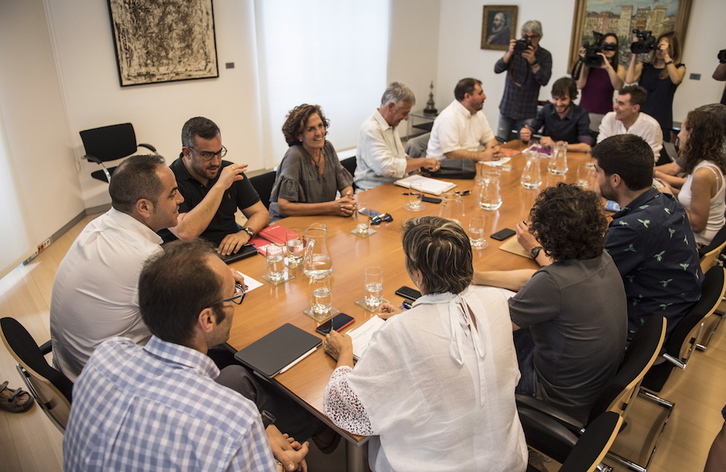 Imagen de archivo de una reunión entre PSN, Geroa Bai, Izquierda-Ezkerra y Podemos-Ahal Dugu. (Jagoba MANTEROLA / FOKU) 