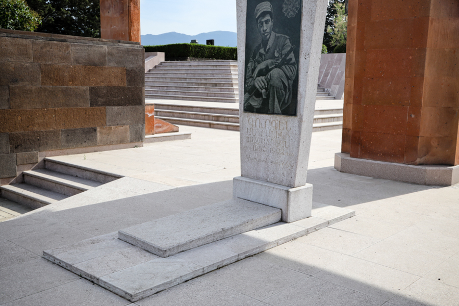 Tumba de un soldado armenio muerto en los combates con tropas azeríes en 1992. (Juan TEIXEIRA)