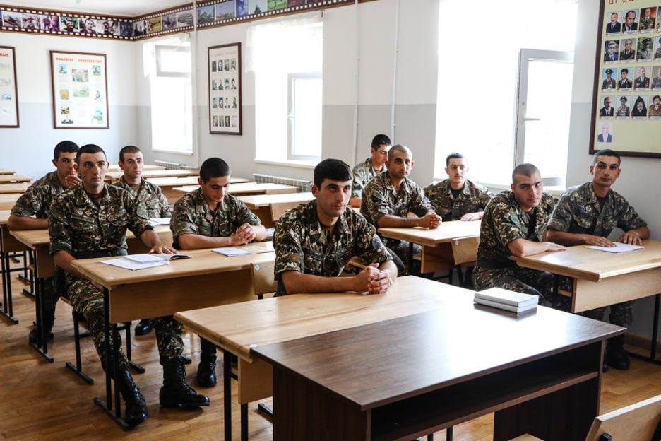 Clase de actualidad política en una base militar en Stepanakert. (Juan TEIXEIRA)