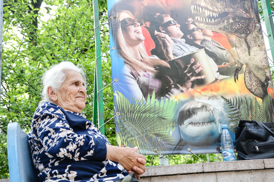 Una anciana vende caramelos a la entrada de un cine 7D en Stepanakert. (Juan TEIXEIRA)