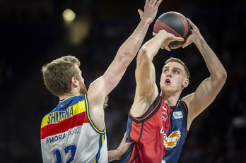 El pívot alemán, en plena acción. (Jaizki FONTANEDA/FOKU)