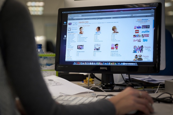 Una persona navega por internet con un ordenador.