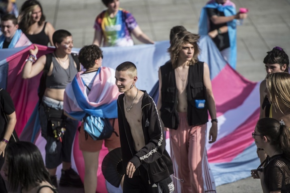 Muchos jóvenes en la manifestación del orgullo LGTBIQ en Iruñea a su paso por Gaztelu Plaza. (Jagoba MANTEROLA/FOKU)