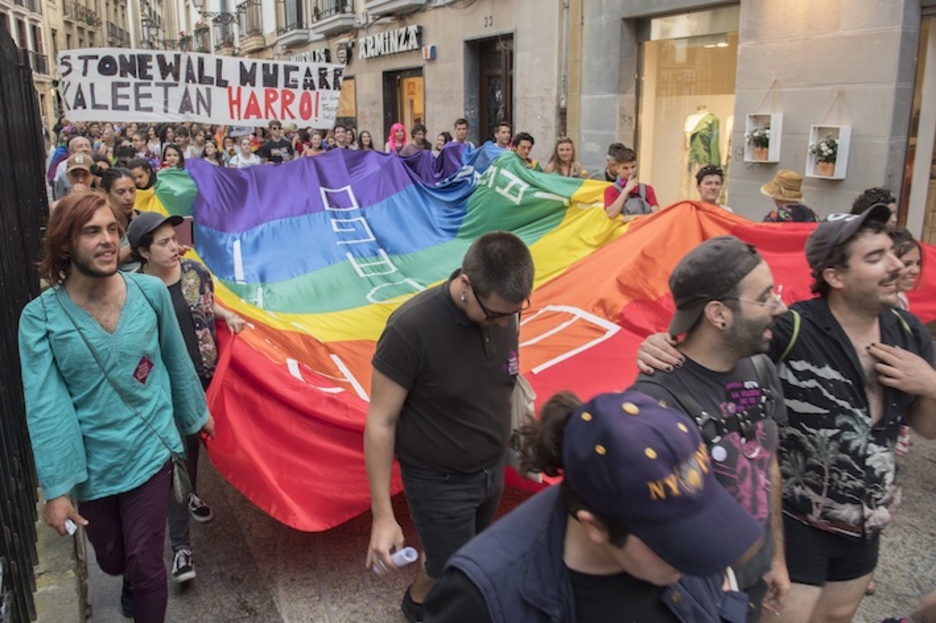 Movilización en Donostia bajo el lema «Stonewall mugarri, kaleetan harro!». (Juan Carlos RUIZ/FOKU)