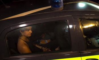 La capitana del barco de la ONG Sea Watch, Carola Rackete, siendo trasladada a una comisaría de Lampedusa. (Anaelle LE BOUEDEC/AFP)