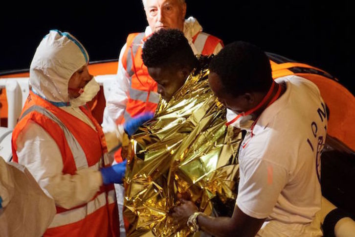 Imagen de los migrantes atendidos por el barco de Sea Watch. (AFP)