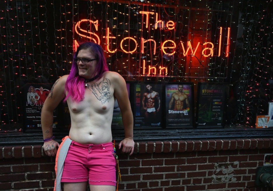 MIles de personas posaron frente al bar Stonewall. (Thymothy A. CLERY/AFP)